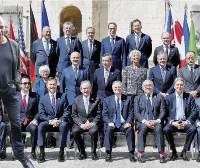  ?? Ansa ?? Classe dirigente
Il G7 dei ministri delle Finanze del 2017, tra cui l’ex governator­e Bce Draghi e il ministro Tria. A sinistra, Yanis Varoufakis