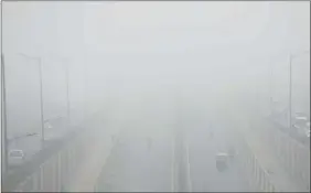  ?? Abhinav Saha ?? NH-24 was shrouded in fog on Thursday morning.