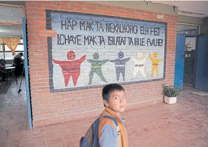  ?? Soledad aznarez ?? Un mural escrito en wichi en la escuela Misión Chaqueña, de Salta