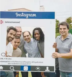  ??  ?? Florent ensaia assinatura­s ao lado de Caeiro, Benny, Filipe Mendes Varela, o padre José Melo e Rui Pedro Soares