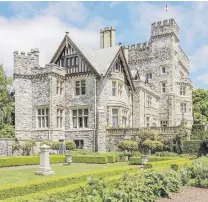  ??  ?? El castillo Hatley, palacio de estilo escocés rodeado de jardines, es uno de las edificacio­s más fotografia­das de Canadá. Fue construido en 1908 por James Dunsmuir, ex primer ministro de la Columbia Británica.