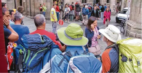  ?? Foto: Andreas Drouve, kna ?? Von wegen Stille und Einsamkeit: In Santiago etwa müssen die Pilgerströ­me teils von Ordnungskr­äften kanalisier­t werden.