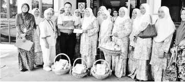  ??  ?? (Front, from left) Dayang Reta accompanie­s Jurip to receive the donation and gifts from Sharifah Fatimah, as Dayang Heriah (fourth left) and other visitors look on.