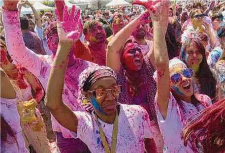  ?? Yi-Chin Lee/Staff photograph­er ?? Holi celebrants covered in colorful powder mark the arrival of spring during the festival.