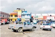  ?? /RUBÉN JUÁREZ ?? Tianguista­s y Ambulantes del mercado de Huejutla exigen más vigilancia debido a los robos a sus locales