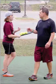  ?? Graham Thomas/Herald-Leader ?? Siloam Springs head tennis coach Scott Wright congratula­tes Brooke Hutto during practice Aug. 7 at the John Brown University Tennis Complex.