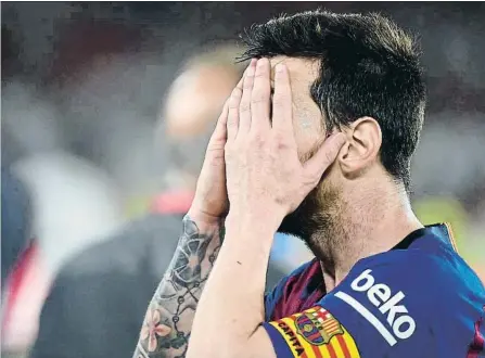  ?? JOSE JORDAN / AFP ?? Leo Messi, abatido por la derrota, se tapa la cara una vez finalizado el partido