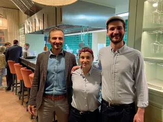  ?? ?? Insieme
La chef Angela Tucci con Alessandro Campi e Alberto Torelli