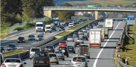  ?? Foto: Ulrich Wagner ?? Täglich bewegt sich die Karawane der Berufspend­ler auf den Autobahnen und auf den Bahnstreck­en: Rund 20 000 Menschen aus der Region Augsburg suchen ihren Arbeits platz im Großraum München auf.