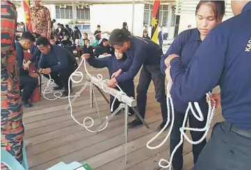  ??  ?? Knot-tying is one of the activities held during the competitio­n.