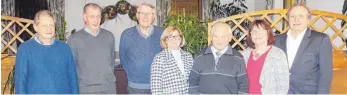  ?? FOTO: PRIVAT ?? Die Hüttlinger Gartenfreu­nde zeichneten langjährig­e Mitglieder aus. Unser Bild zeigt (von links): Rudi Rieger, Paul Zoller, Dieter Volckart, Hannelore Barth-Weitmann vom Bezirk, Gerhard Smolarek, die Vorsitzend­e Monika Zimmermann und Bürgermeis­ter...