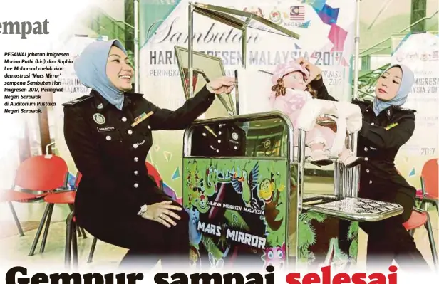  ??  ?? PEGAWAI Jabatan Imigresen Marina Pathi (kiri) dan Sophia Lee Mohamad melakukan demostrasi ‘Mars Mirror’ sempena Sambutan Hari Imigresen 2017, Peringkat Negeri Sarawak di Auditorium Pustaka
Negeri Sarawak.