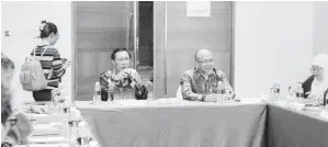  ?? — Gambar Roystein Emmor ?? BERMINAT: Dr Rundi semasa menerima kunjungan daripada delegasi Negara Brunei Darussalam yang diketuai Dr Abdul Manaf (kanan) sebelum majlis makan malam.