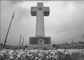  ?? ALGERINA PERNA/BALTIMORE SUN FILE PHOTOGRAPH ?? The World War I memorial cross at 4500 Annapolis Road in Bladensbur­g, Maryland. The Bladensbur­g Peace Cross, as the local landmark is known, was dedicated in 1925 as a memorial to Prince George County’s World War I dead.