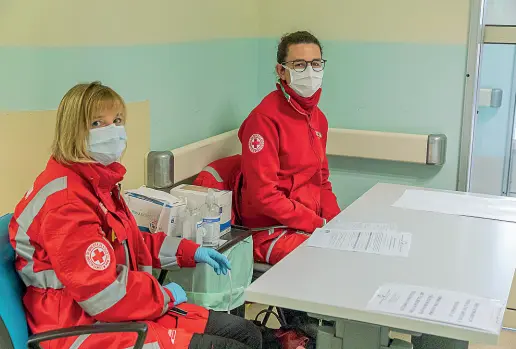  ?? (Foto Pretto) ?? Il triage dell’ospedale Santa Chiara
Emergenza I sanitari della Croce Rossa impegnati nei controlli per il coronaviru­s nel triage allestito all’ospedale S. Chiara