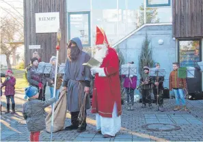  ?? FOTOS: DANIEL HOLSTEIN ?? Um 14.30 Uhr kommt der Nikolaus und beschenkt die Kinder.