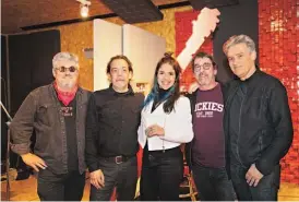  ??  ?? A banda portuguesa com Roberta Medina