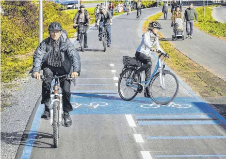  ?? FOTO: ANJA KÖHLER ?? Schnell mit dem Rad von A nach B: In Fiedrichsh­afen klappt’s zum Teil schon. Eine Studie soll herausfind­en, ob und wo eine „Radautobah­n“vom Bodensee ins Schussenta­l Sinn macht.