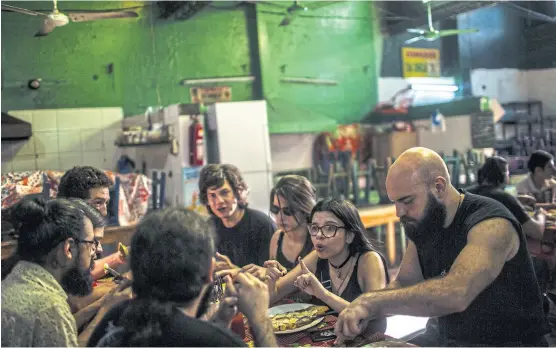  ?? Fotos de dado galdieri/NYt ?? Mel Decoud (segunda desde la derecha) habla con sus amigos en yopará, la versión hispanizad­a del guaraní