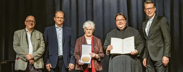  ?? Foto: Cara-Irina Wagner, Fotohaus Hirsch ?? Zelter-Plakette für den Kirchencho­r Rain: (von links) Präsident Helmut Kaltenhaus­er, Chorleiter Franziskus Wawrzik, Chorsprech­erin Margit Kollmann, Stadtpfarr­er Jörg Biercher und Minister Markus Blume.