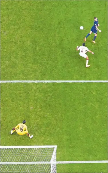  ?? ?? Duke marca de cabeza el gol de la victoria de Australia contra Túnez.