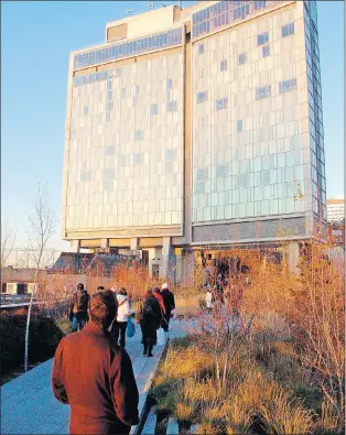  ?? JEFF KAYZER/FLICKR ?? The Standard Hotel looming over the Highline Park in New York City.