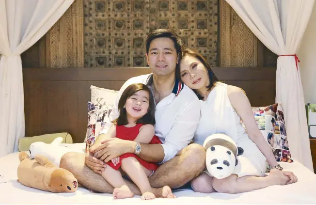  ??  ?? Hayden Kho Jr. (center) with daughter Scarlet Snow and wife Vicki.