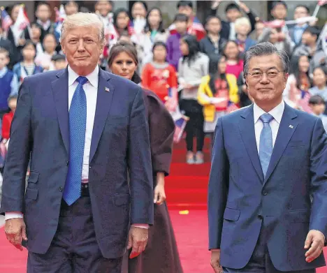  ?? EFE ?? El presidente surcoreano, Moon Jae-in (dcha), y su homólogo estadounid­ense, Donald J. Trump, pasan revista a la guardia de honor durante el encuentro de ambos en 2017.