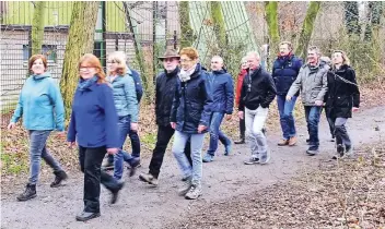  ?? FOTO: HEKO ?? Zügig gehen und dabei die Natur genießen: Das schätzen die Mitglieder der neuen, jüngeren Wandergrup­pe des VfL Hinsbeck. Sie sind alle um die 40 Jahre alt.