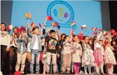  ?? Foto: Anja Fischer ?? Mit bunten Fähnchen in vielen Nationalfa­rben eröffneten die Mädchen und Buben auf der Bühne das große Fest des türkischen Elternvere­ins in der Singoldhal­le in Bobin gen.
