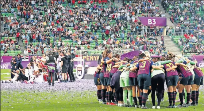  ??  ?? BUDAPEST. El Barcelona no pudo con el Lyon en la última final de la Champions League, cayendo por un contundent­e 4-1.