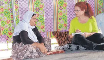  ?? FOTO: LUDGER MÖLLERS ?? Amshe Mahmud, die allein mit ihren Kindern vor dem IS fliehen musste, berichtet im Gespräch mit SZ-Redakteuri­n Claudia Kling von ihren Nöten und Hoffnungen.