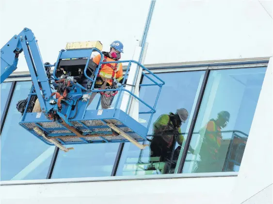  ?? KEITH GOSSE/THE TELEGRAM ?? Workers continue constructi­on on the core science building at Memorial University Friday.