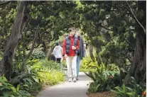  ?? ANA RAMÍREZ U-T ?? Ethan Cohen y Cheyenne Blaisdell, ambos de 26 años, caminan por los Jardines de Meditación de Self-Realizatio­n Fellowship.