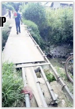  ??  ?? The foot bridge has no guard rails which is very dangerous for school-going children in the two areas.