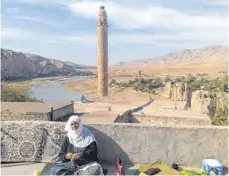  ?? FOTO: SUSANNE GÜSTEN ?? Die Landschaft vor Beginn der Flutung: Blick aus Hasankeyf auf den Tigris und die Ulu-Moschee, rechts hinten das Zeynel-Bey-Grabmal.