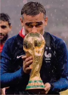  ??  ?? Antoine Griezmann, 27 anni, festeggia baciando la Coppa del mondo