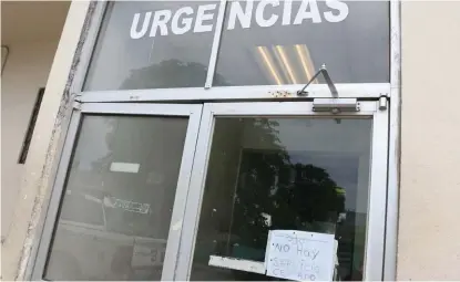  ?? YAZMÍN SÁNCHEZ ?? En el sitio solo hacen revisiones a personas que lo requieran en urgencias y consulta externa.