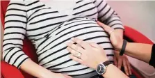  ?? FREDRIK VON ERICHSEN / DPA (ARCHIV) ?? Eine Hebamme untersucht eine schwangere Frau.
