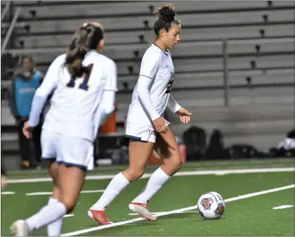  ?? KYLE FRANKO — TRENTONIAN PHOTO ?? TCNJ’s Emma Pascarella (20) moves with the ball against Rowan during the NJAC women’s soccer championsh­ip game. Pascarella and TCNJ play in the Final Four this weekend.