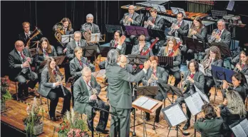  ?? FOTO: HELMUT SCHÖNECKER ?? Die Biberacher Stadtkapel­le unter Musikdirek­tor Andreas Winter gab in der Gigelbergh­alle ein spannendes, kurzweilig­es Konzert.