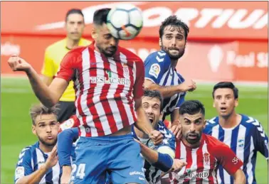  ??  ?? OCASIÓN. El cabezazo de Álex Pérez salió rozando el larguero, en lo que pudo ser el gol de la sentencia.