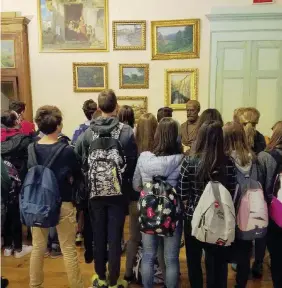  ??  ?? Il Museo Galimberti Un gruppo di studenti di liceo in visita presso la dimora di Duccio Galimberti a Cuneo