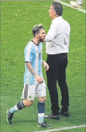  ?? FOTO: AP ?? Messi y Bauza, dos miradas que no se encuentran Argentina no funciona