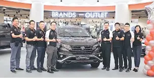  ??  ?? SERBA BAHARU: Jeffery (empat kanan) bersama Pengurus Jualan UMWT Boulevard Jaya Sdn Bhd, Alex Chan Chung Ling (empat kiri) pada majlis pengenalan All New Toyota Rush di Aeon Mall Kuching Central di Kuching, semalam.