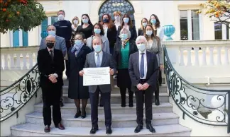  ??  ?? L’ensemble des acteurs présents pour la signature du contrat, hier, à l’Hôtel de Ville.