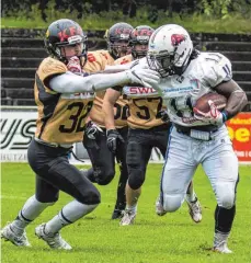  ?? FOTO: FLORIAN WOLF ?? Lennies McFerren (rechts) war einmal mehr der beste Offensivsp­ieler der Ravensburg Razorbacks beim 31:31 bei den Gießen Golden Dragons (links Eduard Rudolf).