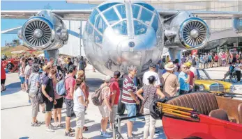  ??  ?? Schlange stehen: Rund 10000 Besucher strömen zu den Do-Days.