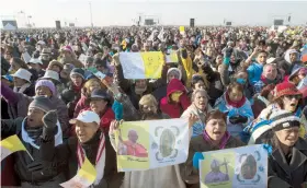  ??  ?? Miles de personas enfrentaro­n las bajas temperatur­as para estar en la misa del papa Francisco en una ciudad asediada por la violencia.