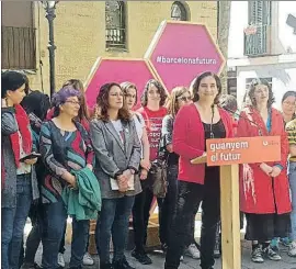  ?? EUROPA PRESS / EP ?? Laura Pérez y Ada Colau, en el centro, ayer en Sarrià